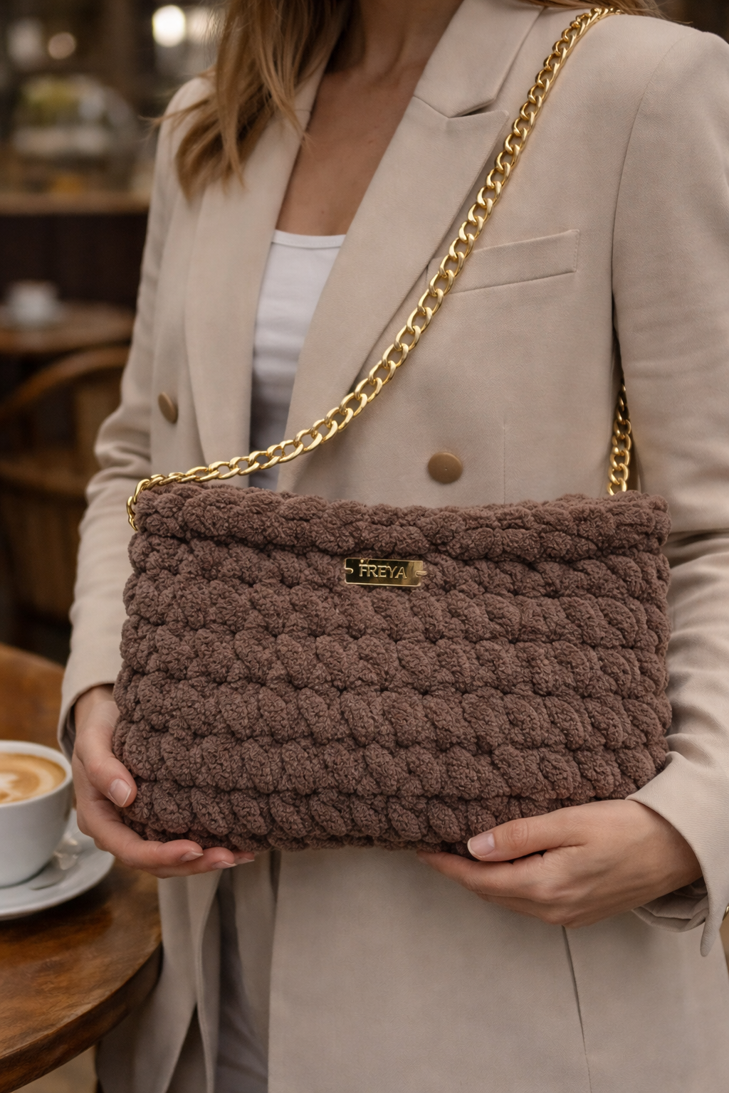 Mocha Chain Elegance Bag – Η απόλυτη sophisticated statement τσάντα